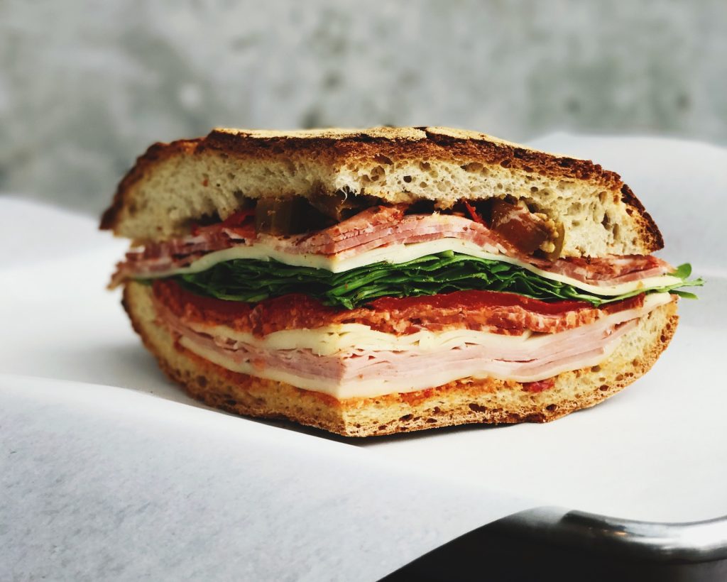 Pahami apa itu sandwich generation dan cara mengatasinya