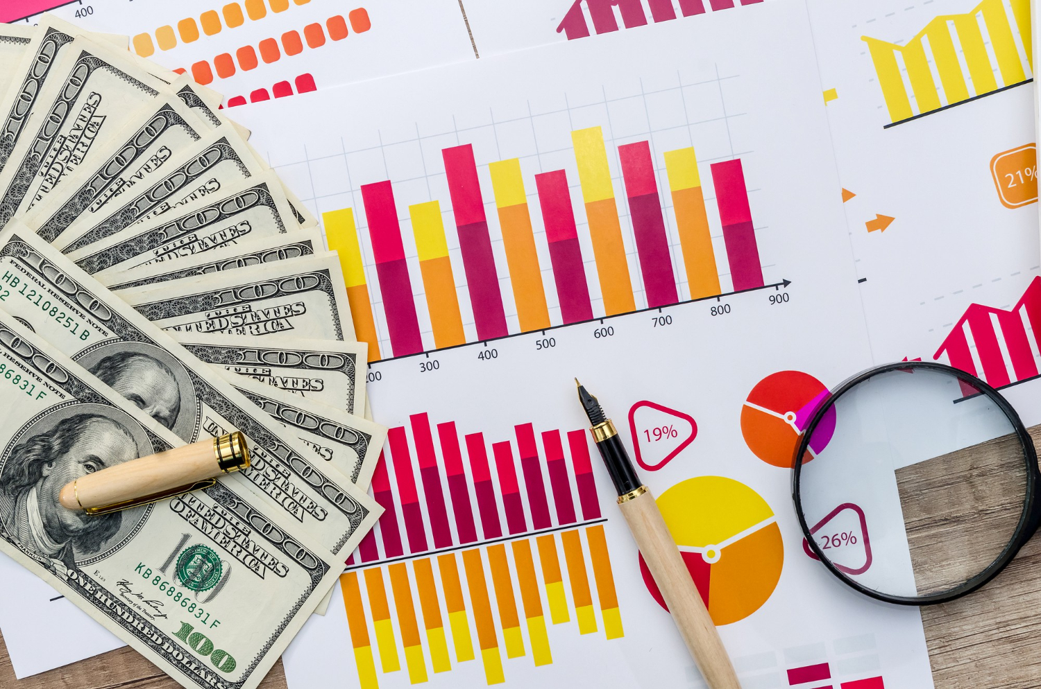 Proses membuat vision board keuangan dengan gambar uang dan target tabungan